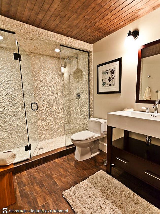 Mozaika i drewno w łazience